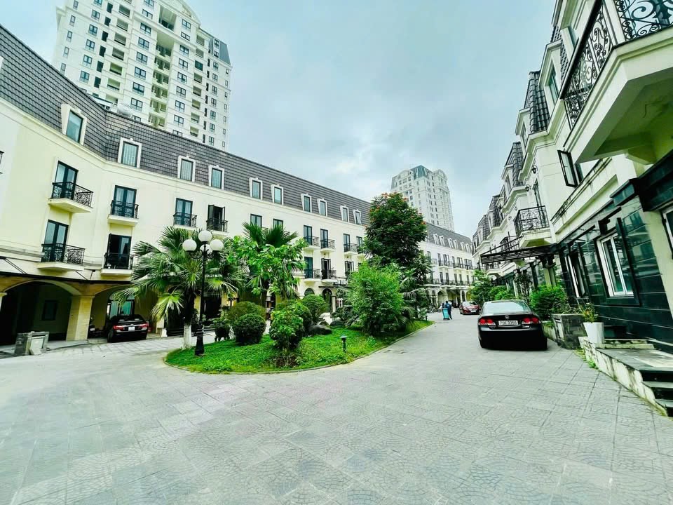 Biệt thự view công viên có thang máy The Manor Crown, Huế giá rẻ