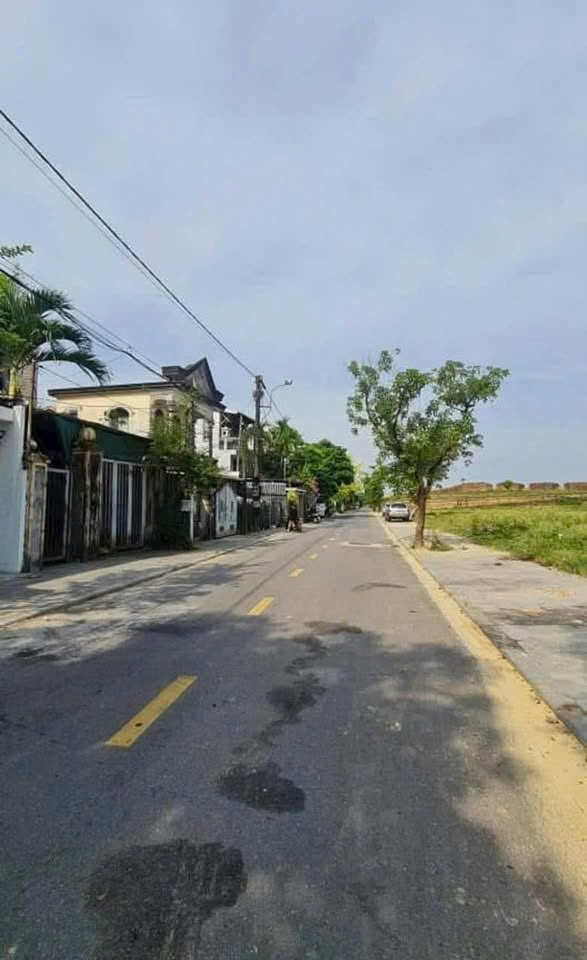 Cần bán nhà 2 tầng mặt tiền đường Lương Ngọc Quyến-View thành nội