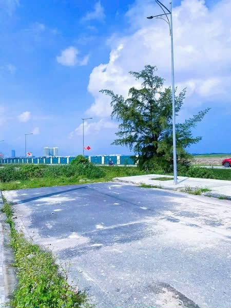 Mặt tiền Hoàng Quốc Việt, ngay cạnh lô góc sát cổng vào trường FPT